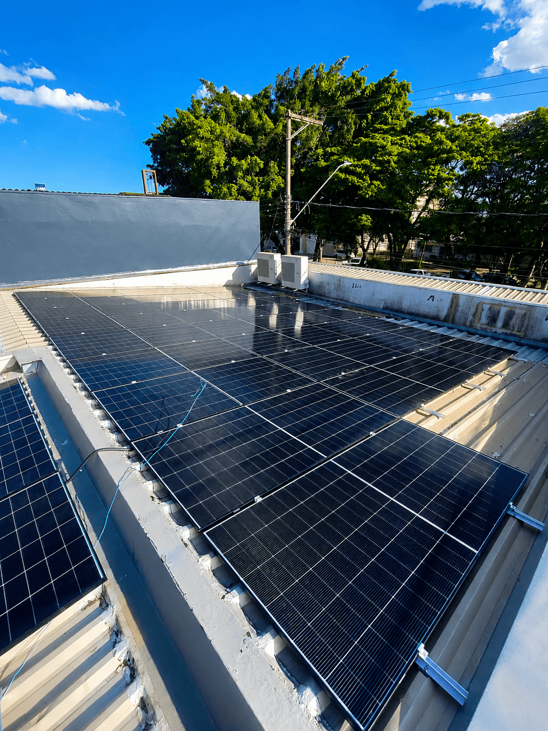 Instalação de painéis solares comercial